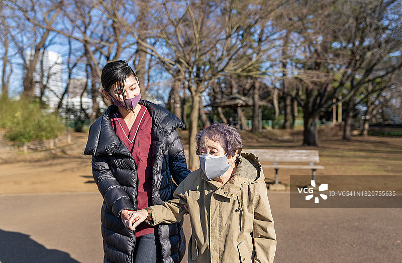 亚洲老年人和护理人员图片素材