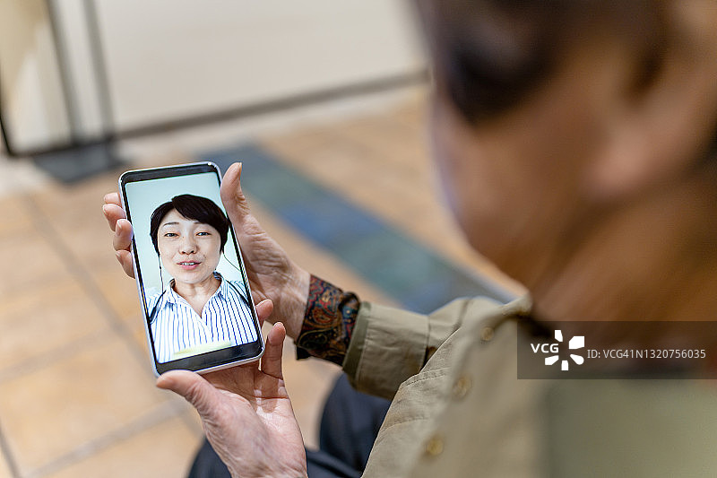 亚洲老年人在看智能手机图片素材