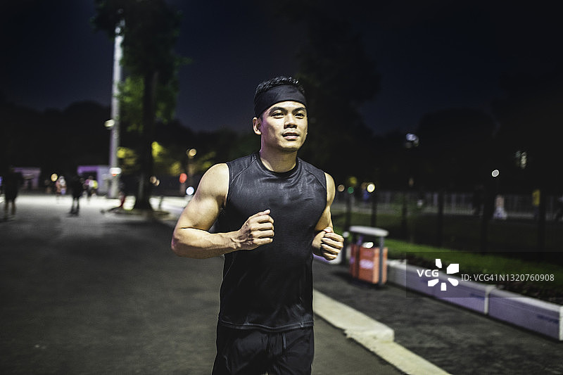 在雅加达格罗拉卡诺体育场夜跑图片素材