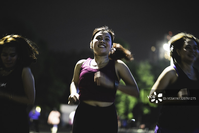 在雅加达格罗拉卡诺体育场夜跑图片素材