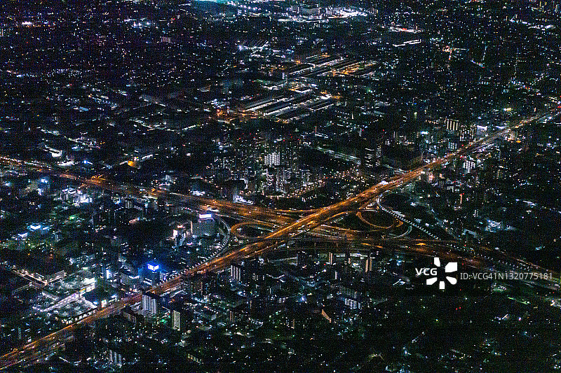 从飞机上俯瞰日本大阪府东大阪市的公路枢纽图片素材