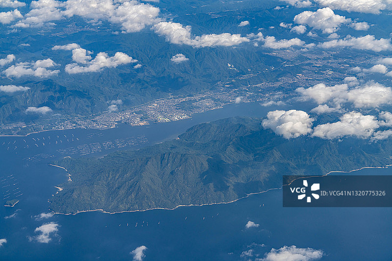 从飞机上俯瞰日本广岛县的严岛（宫岛）图片素材