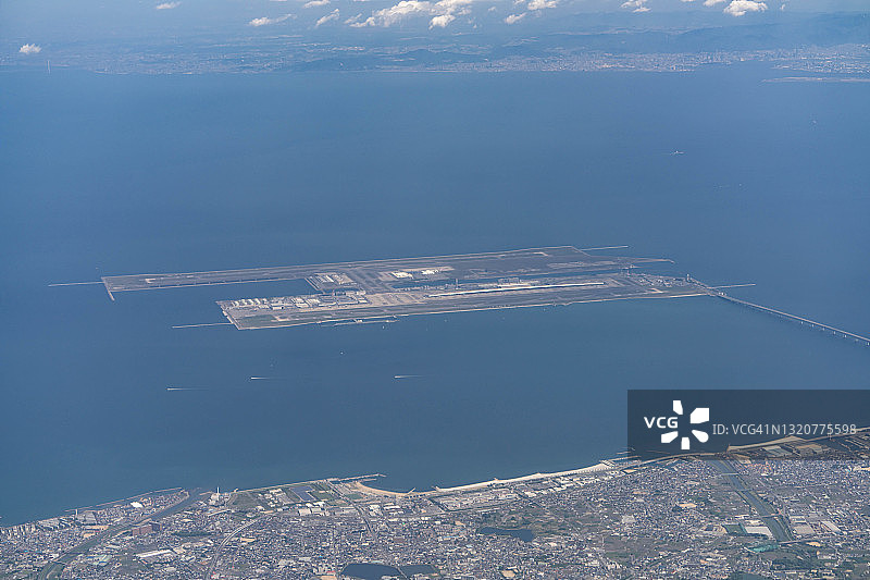 从飞机上俯瞰日本大阪府的关西国际机场图片素材