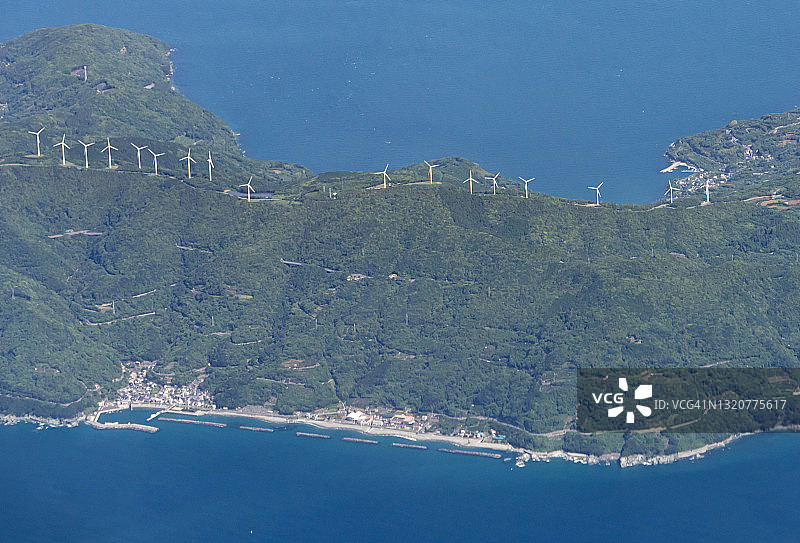 日本爱媛县伊方町风力发电站航拍图片素材
