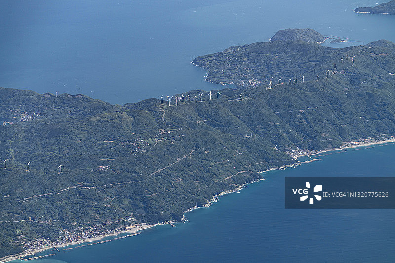 日本爱媛县伊方町风力发电站航拍图片素材