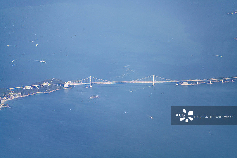 从飞机上俯瞰日本德岛县和兵库县的鸣门大桥图片素材