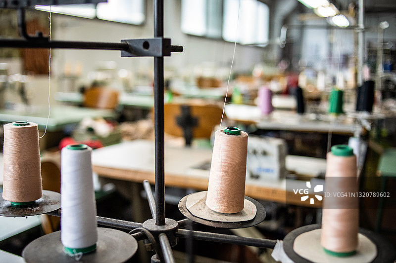 纺织厂彩色纱线筒设备图片素材