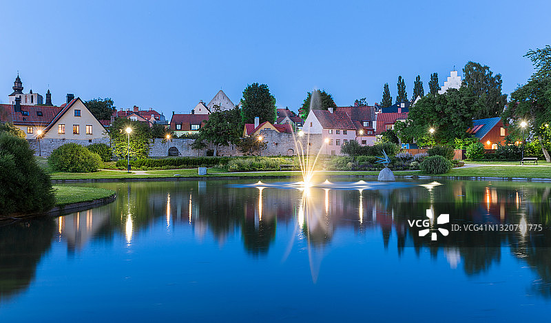 维斯比蓝色时分的Almedalen公园图片素材