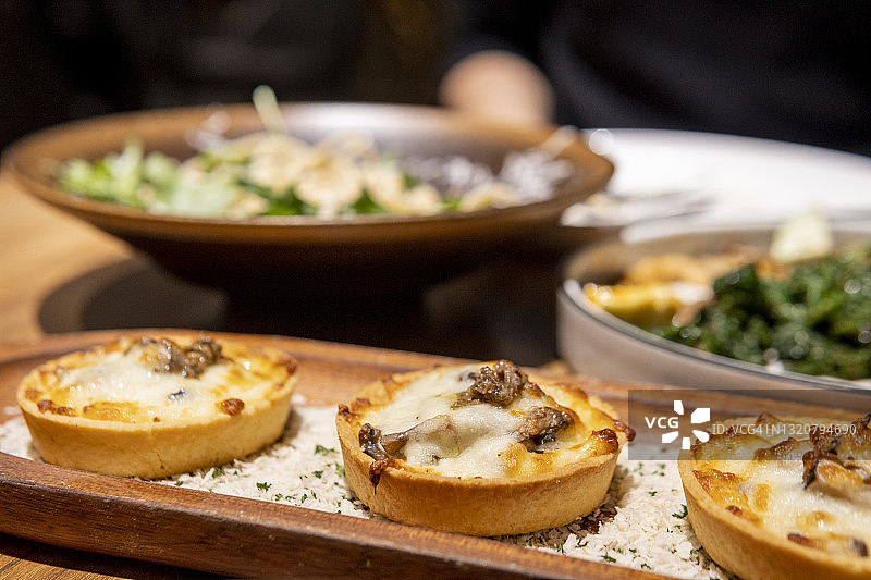 餐厅里的蘑菇奶酪小吃图片素材