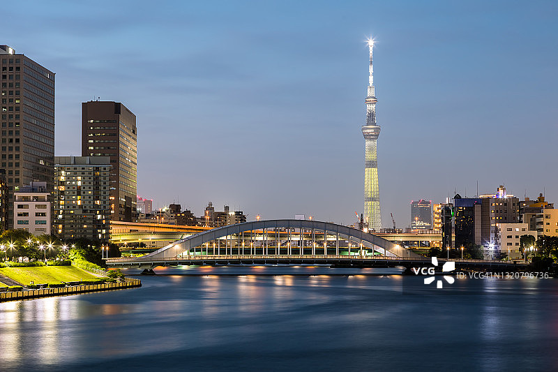东京中央区隅田川沿岸住宅区美丽的水滨夜景图片素材
