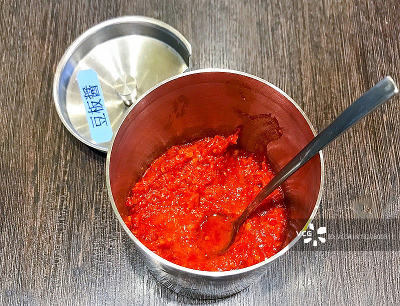 不锈钢调味瓶中的四川豆瓣酱图片素材