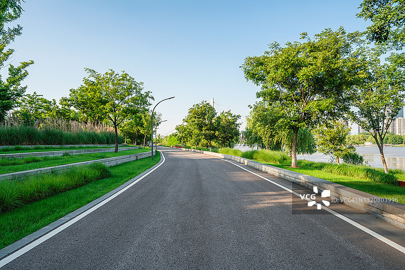 绿色公园中的空旷道路图片素材
