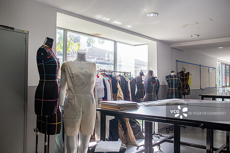 时装设计艺术学校教室，窗边有人体模型和服装图片素材