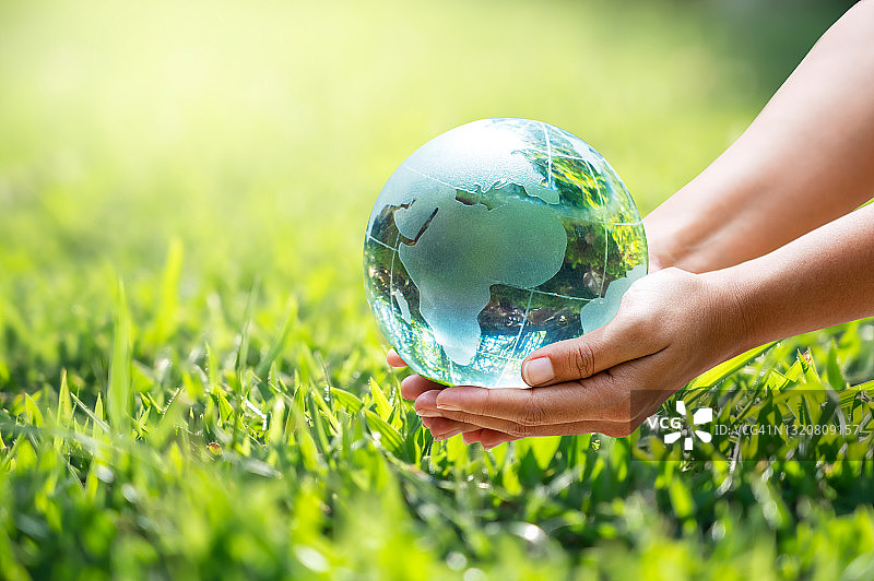 玻璃地球仪概念：保护地球，保护环境图片素材