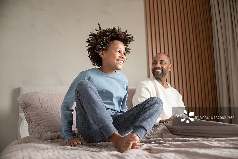 在床上跳跃的男孩图片素材