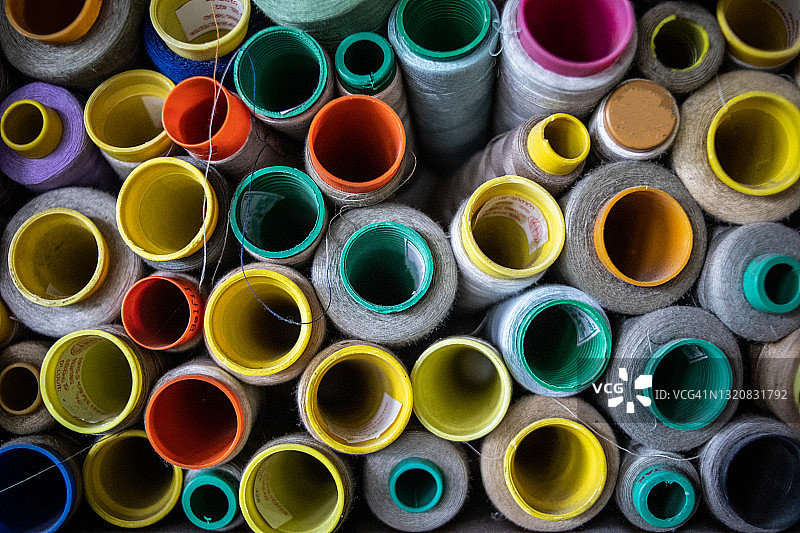 五彩缝纫线背景特写图片素材