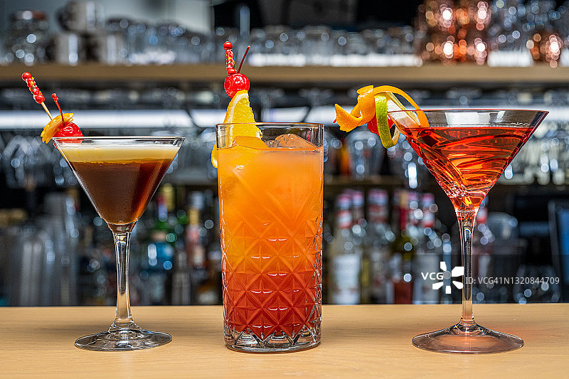 等待您的彩色鸡尾酒图片素材