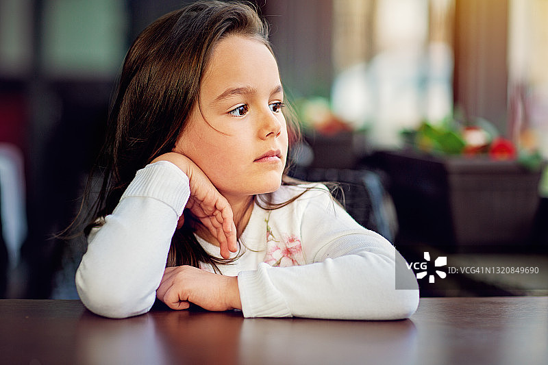 悲伤小女孩的肖像图片素材