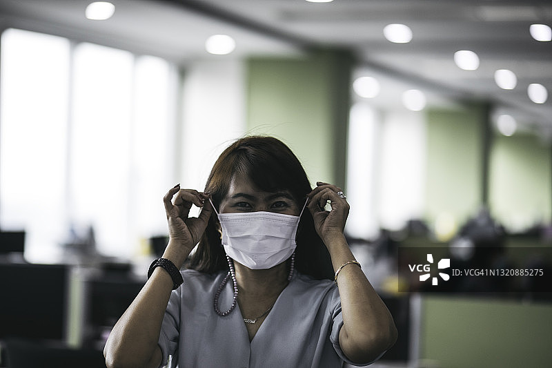 年轻女子戴防护口罩图片素材