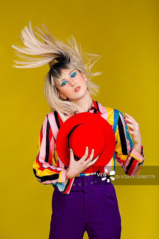 穿着色彩鲜艳服装的时尚女性图片素材