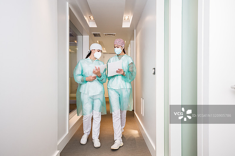 医生在诊所走廊里穿着制服图片素材