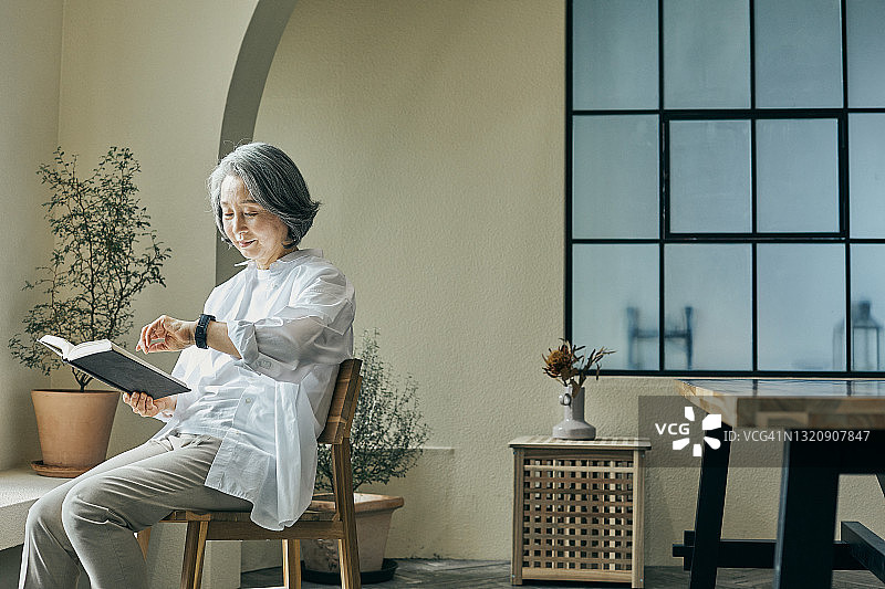 正在看智能手表的老年妇女图片素材