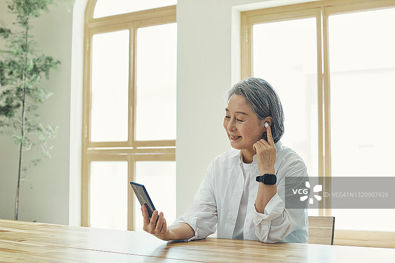 使用智能设备的老年妇女图片素材