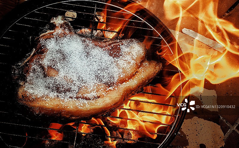 木炭烧烤上的西班牙牛排。马德里，西班牙图片素材