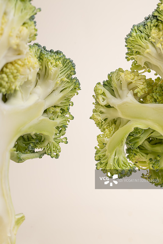 粉彩背景下的西兰花切片特写图片素材