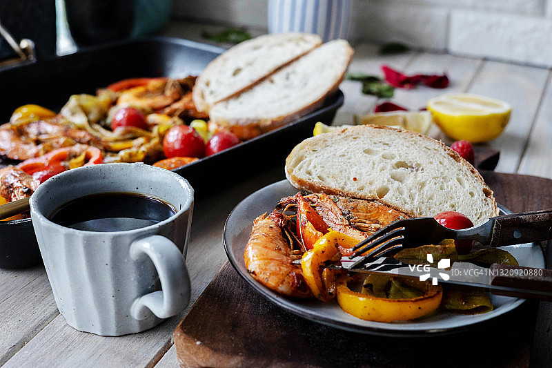 自制晚餐：咖啡、酸面包、烤虾图片素材