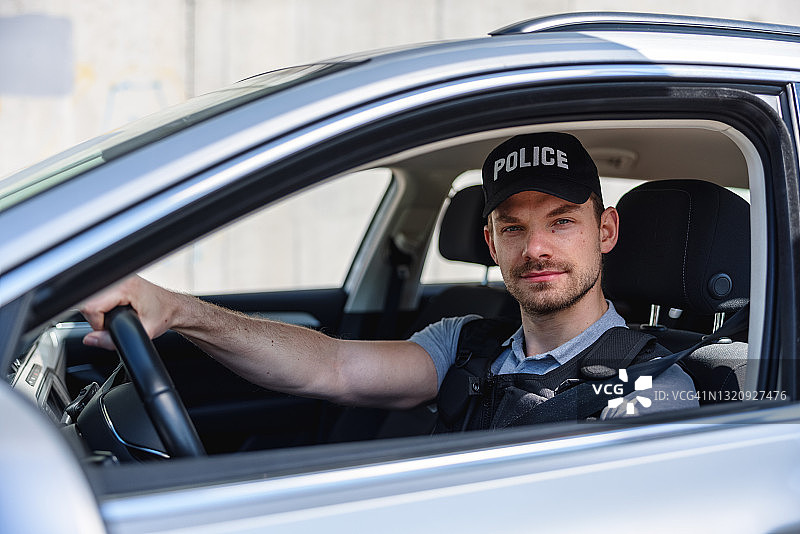 在警车里的警察图片素材
