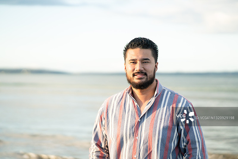 面带微笑的男子特写图片素材