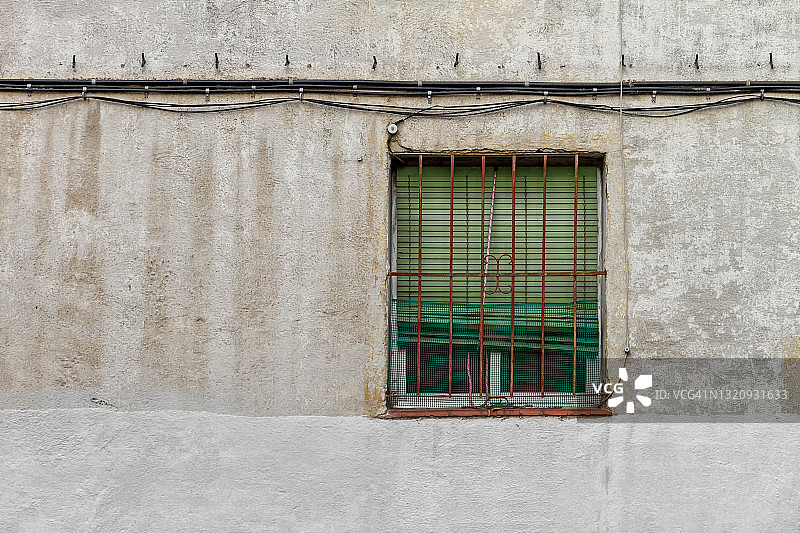 带栅栏的窗户和绿色百叶窗图片素材