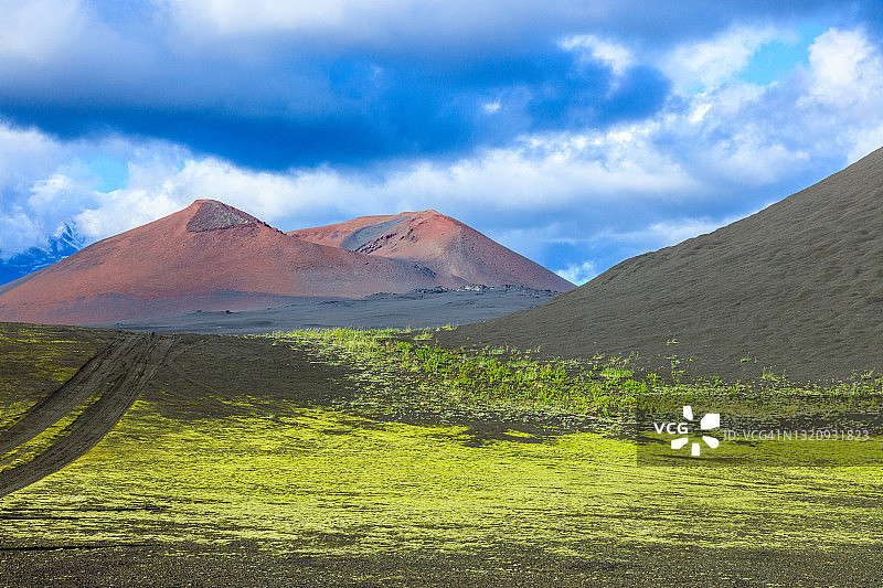 托尔巴奇克火山周围的火山景观图片素材