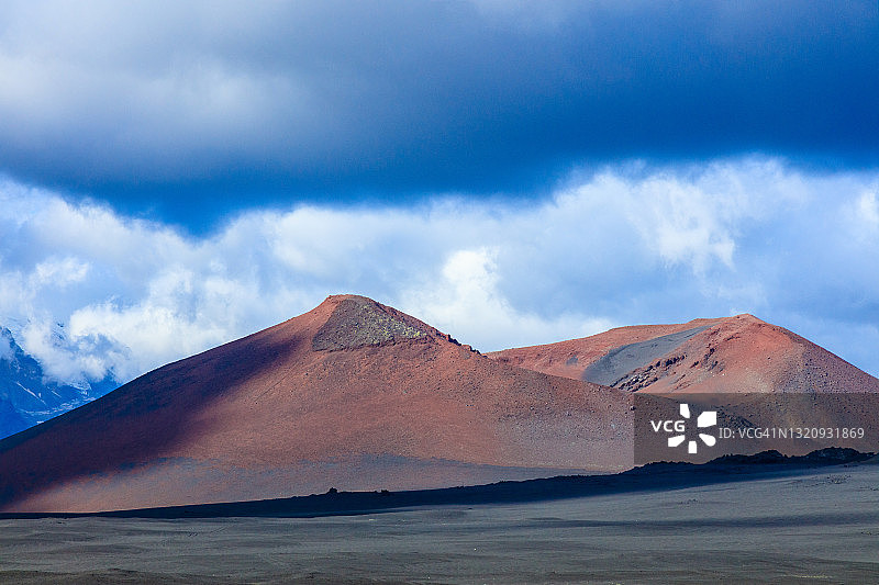 托尔巴奇克火山周围的火山景观图片素材