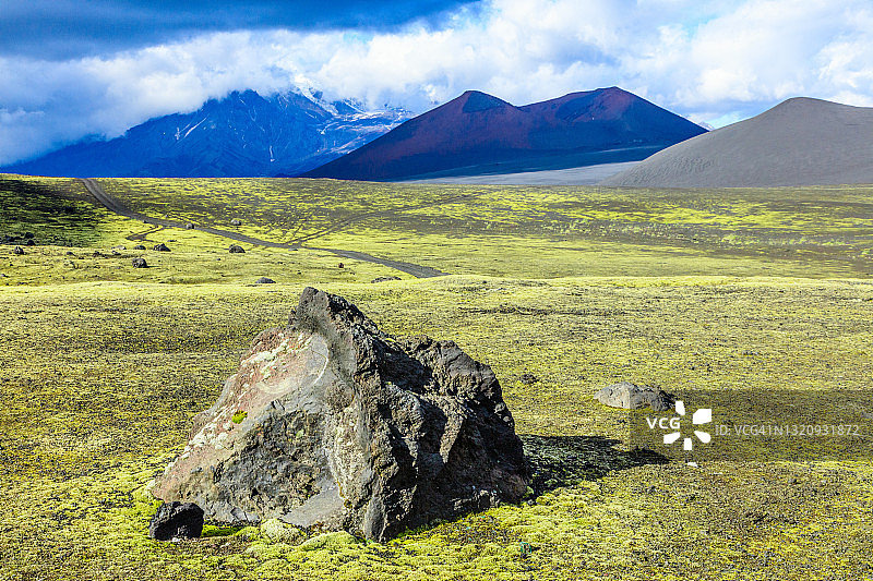 托尔巴奇克火山周围的火山景观图片素材
