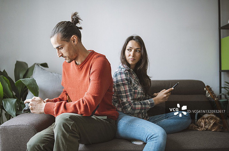 有问题的年轻夫妇图片素材