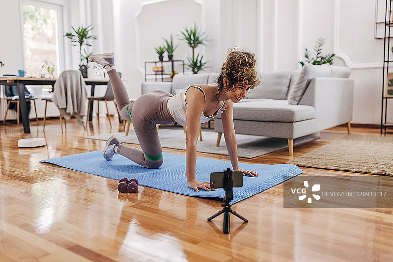 居家锻炼的女性视频博主图片素材