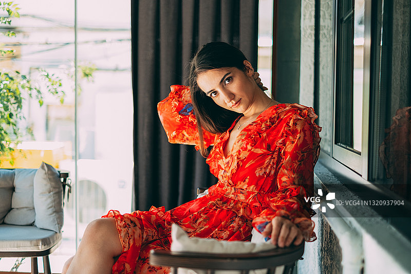 穿红色连衣裙的迷人女人图片素材