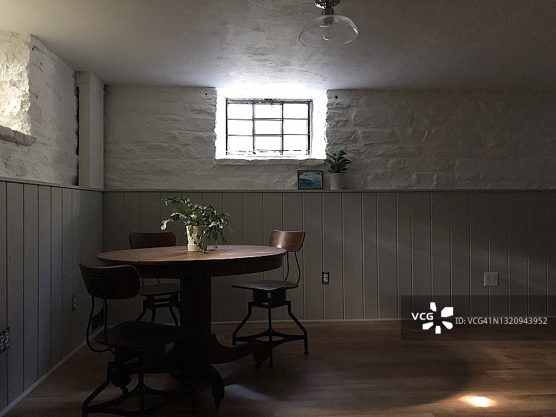 地下室房间里的桌椅图片素材