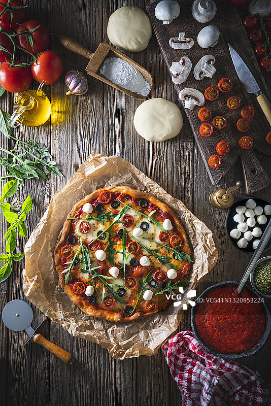 配番茄酱、马苏里拉奶酪和罗勒的意大利那不勒斯玛格丽特披萨图片素材