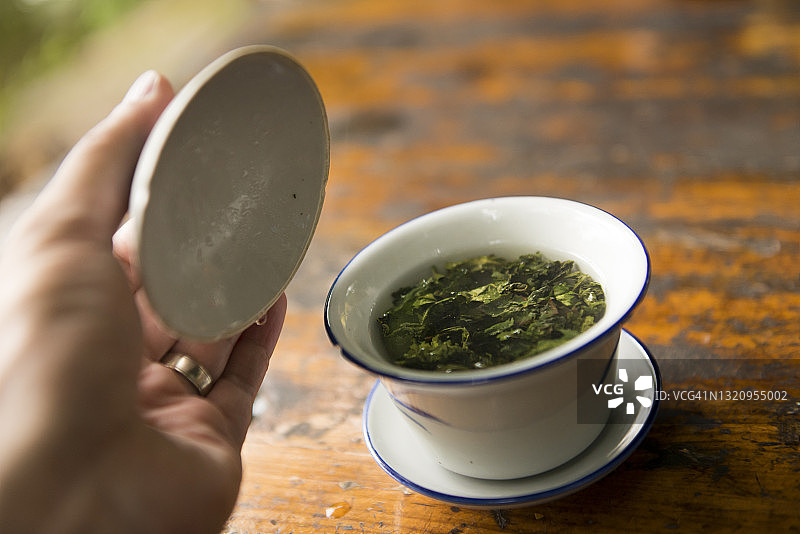 成都人民公园的中国传统茶杯与绿茶图片素材