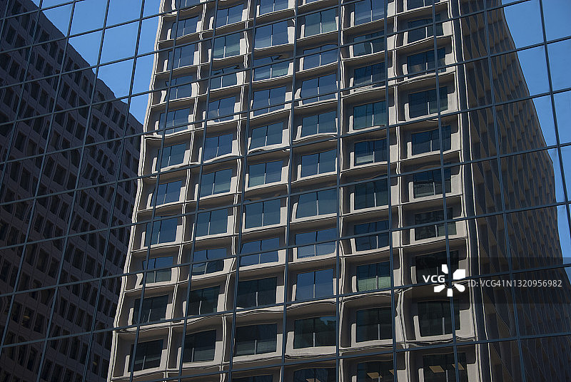 加拿大渥太华现代办公大楼与旧办公楼的倒影图片素材