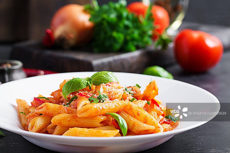 经典意大利面配阿拉比亚塔酱和帕尔马干酪图片素材