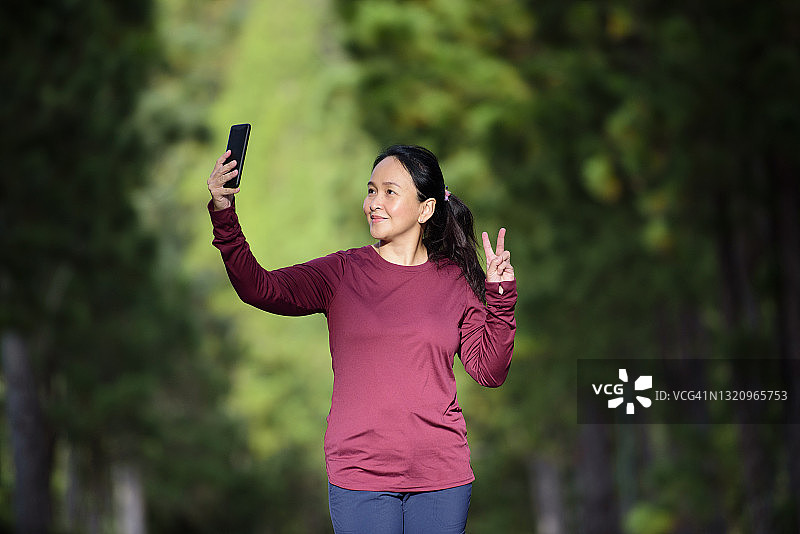 周末度假。美丽的亚洲女性本地旅行的旅游和度假概念图片素材