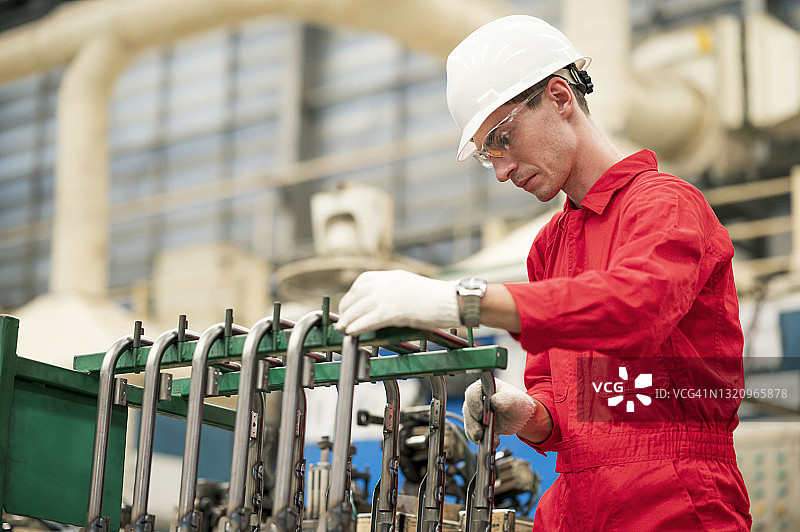 汽车工业中的供应链管理：生产线工人在车间进行最终检查并安排汽车零件，然后供应给客户图片素材