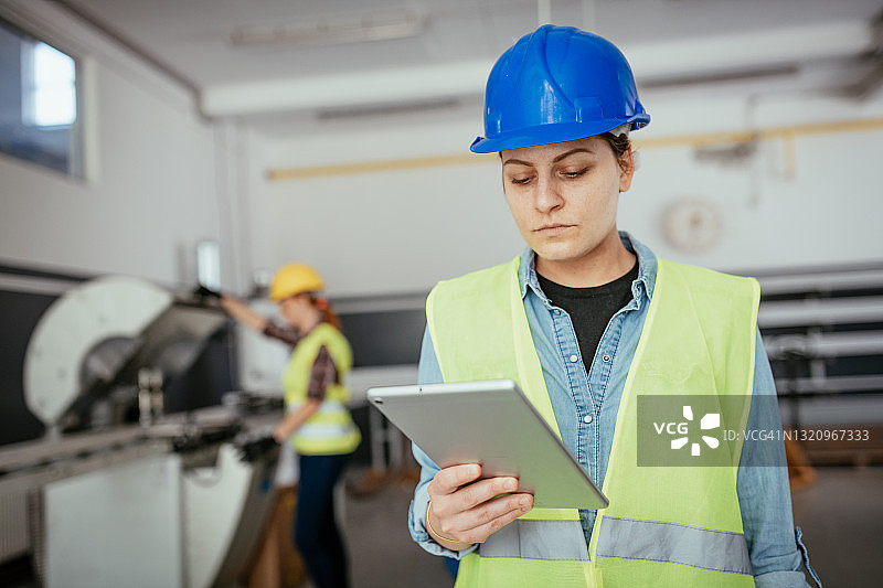 使用平板电脑的蓝领女工图片素材