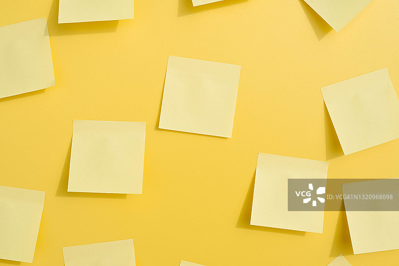 浅色背景上的大量便签纸图片素材
