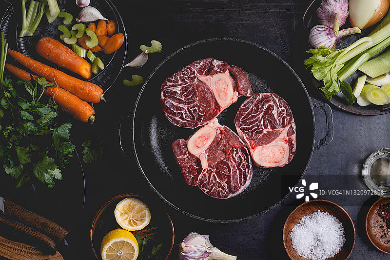 铸铁锅中的生烩牛膝和新鲜小牛肉，配意大利美食食材图片素材