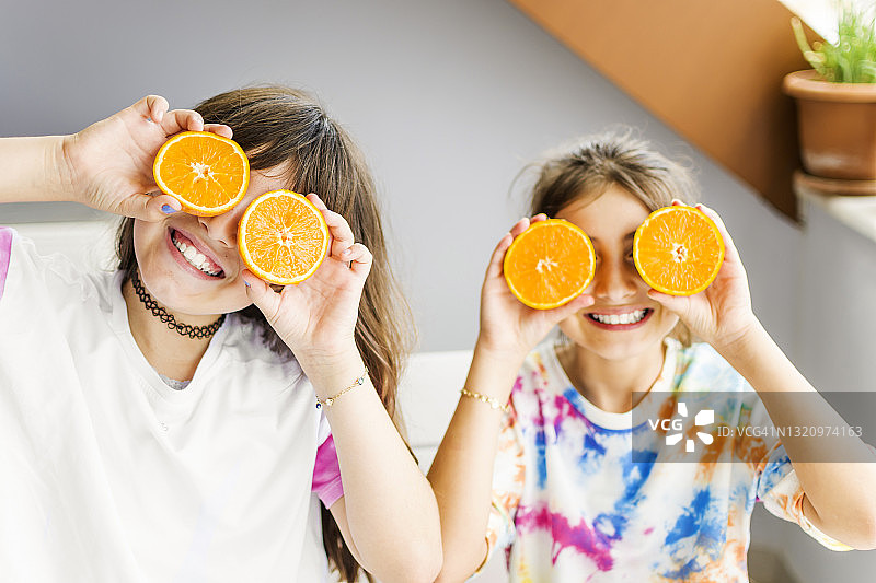 与橙子合影的漂亮女孩图片素材